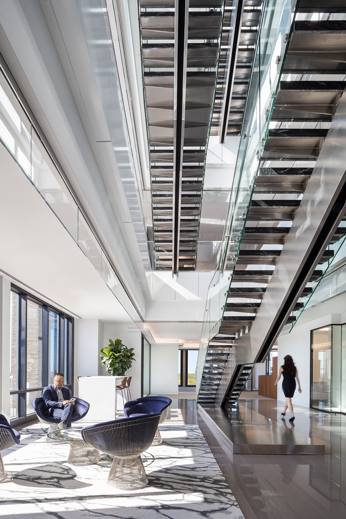 0105DLRSTAIRS_People